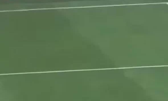 Spanische Fußballmannschaft kontrolliert den Ball während eines hochklassigen Spiels, realistische Stadion-Actionaufnahme, ohne Text oder Logos
