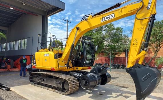 escavadeira-js130lc
