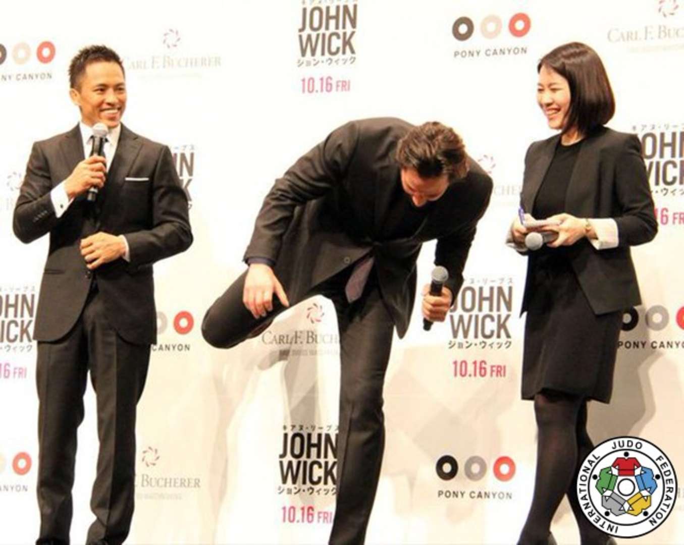 Nomura Tadahiro presents honorary black belt to Keanu Reeves / IJF.org1355 x 1080