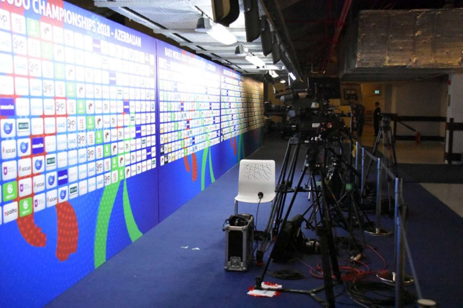 Mingle in the Mixed Zone /