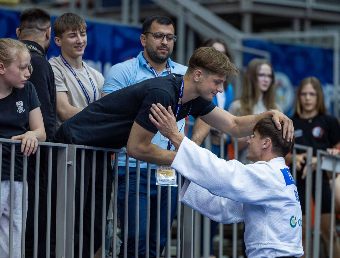 Chuqur anus va uzun dildo