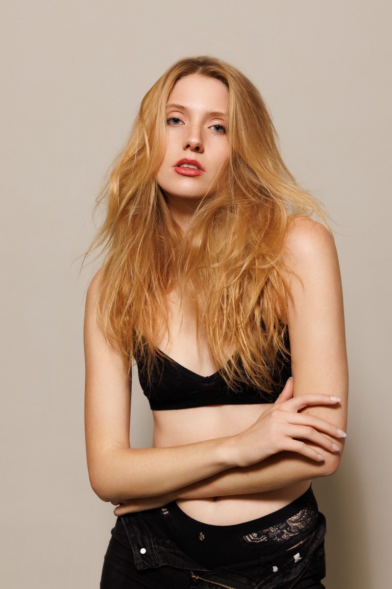 Behind the scenes of a glamour photography session