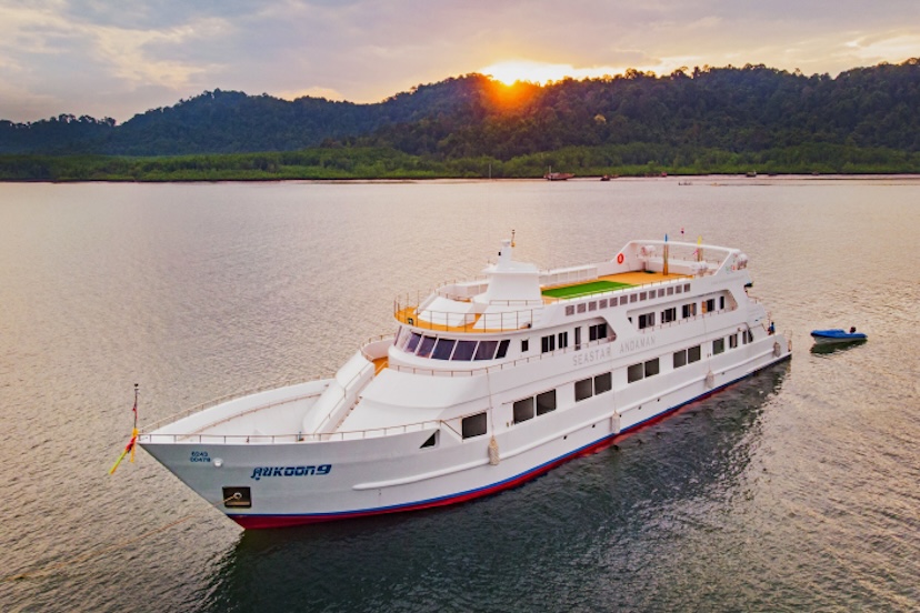 MV Koon 9 liveaboard yacht at Similan Islands