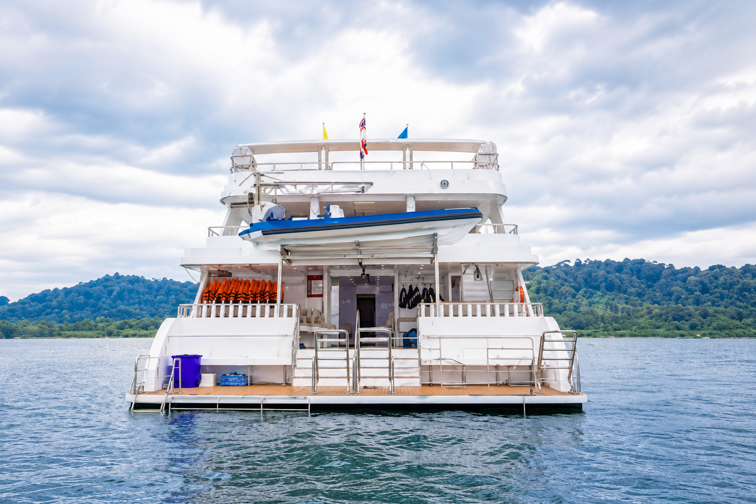 Dive platform at the stern with easy water entry