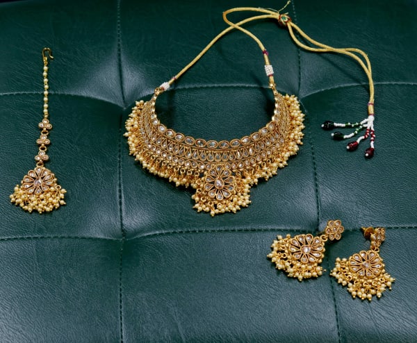 Antique Gold Kundan Bridal Necklace Set with Jhumka Earrings & Maang Tikka