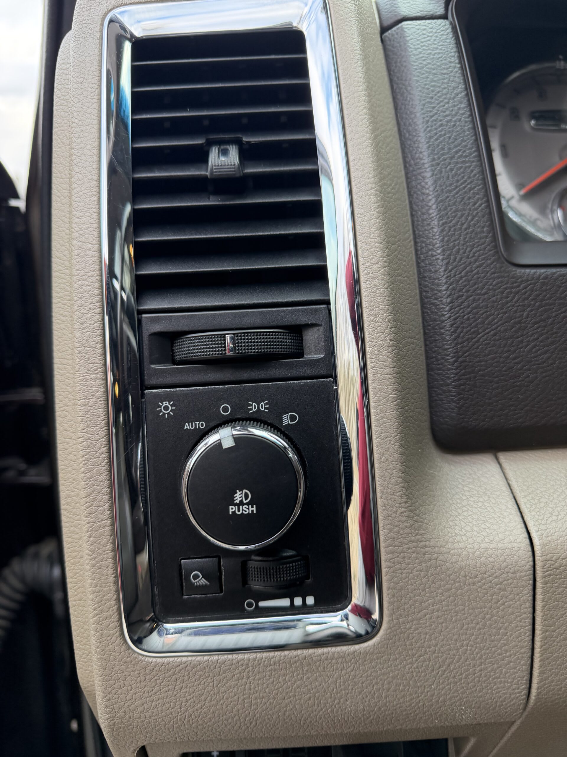 RAM 1500 2011 — zdjęcie 17