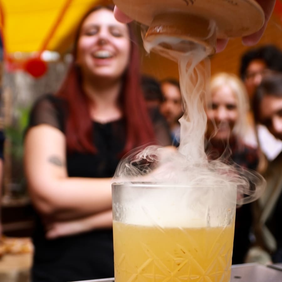 Preparando un cóctel ahumado titulado Nonnonba, en una fiesta de cumpleaños privada en Barcelona.