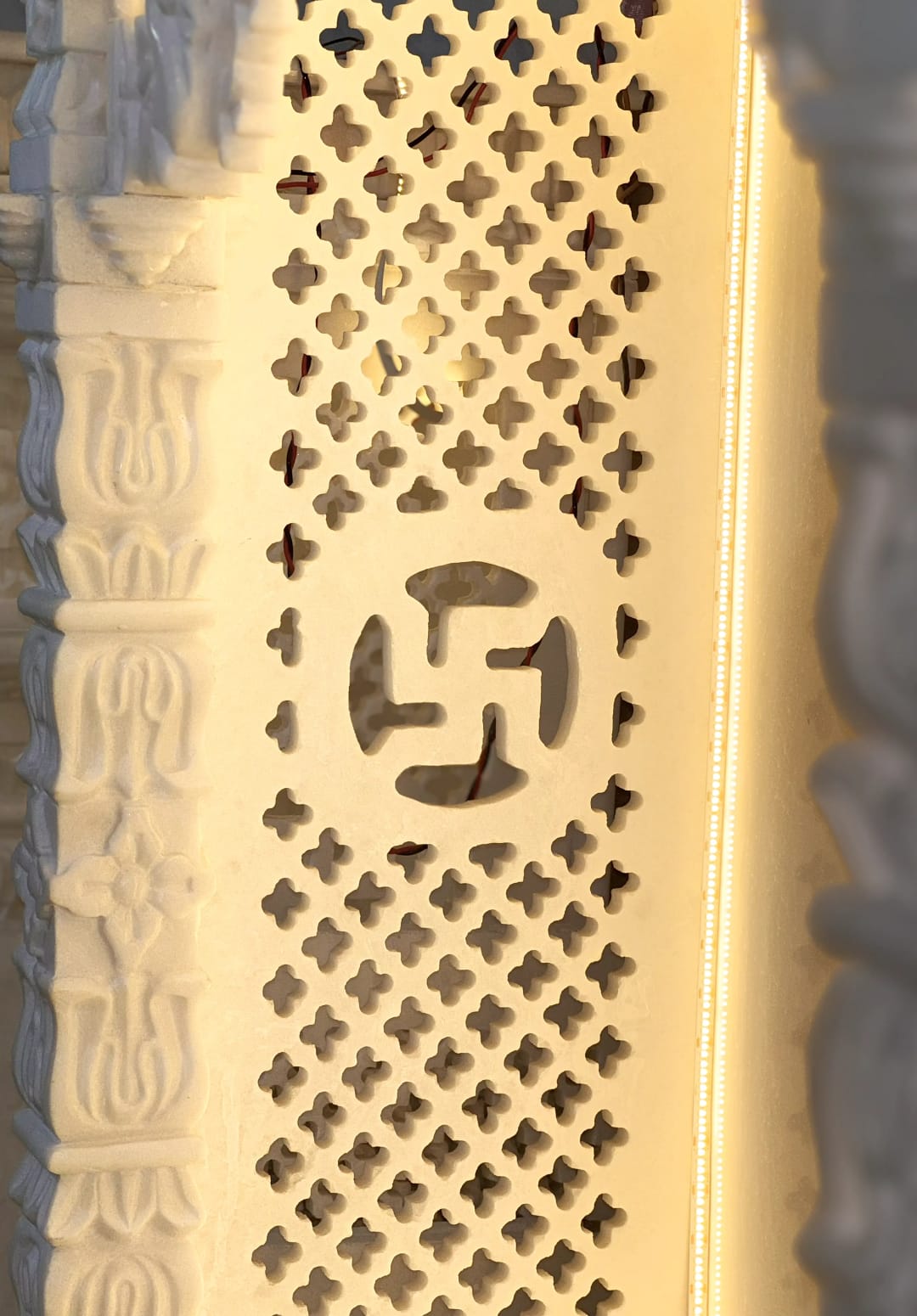 Marble articles on a shelf: turned pillars, jaali panels and small ornaments