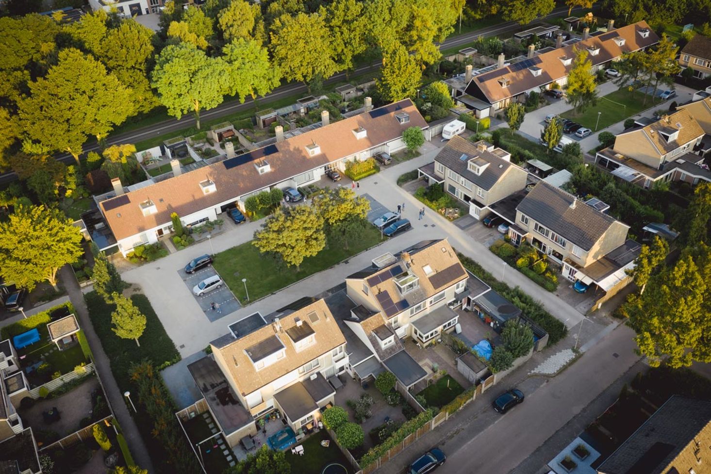 Afbeelding 16 buurtbewoners uit Raalte; samen aan de zonnepanelen