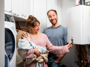 man, vrouw en baby bij hun cv-ketel