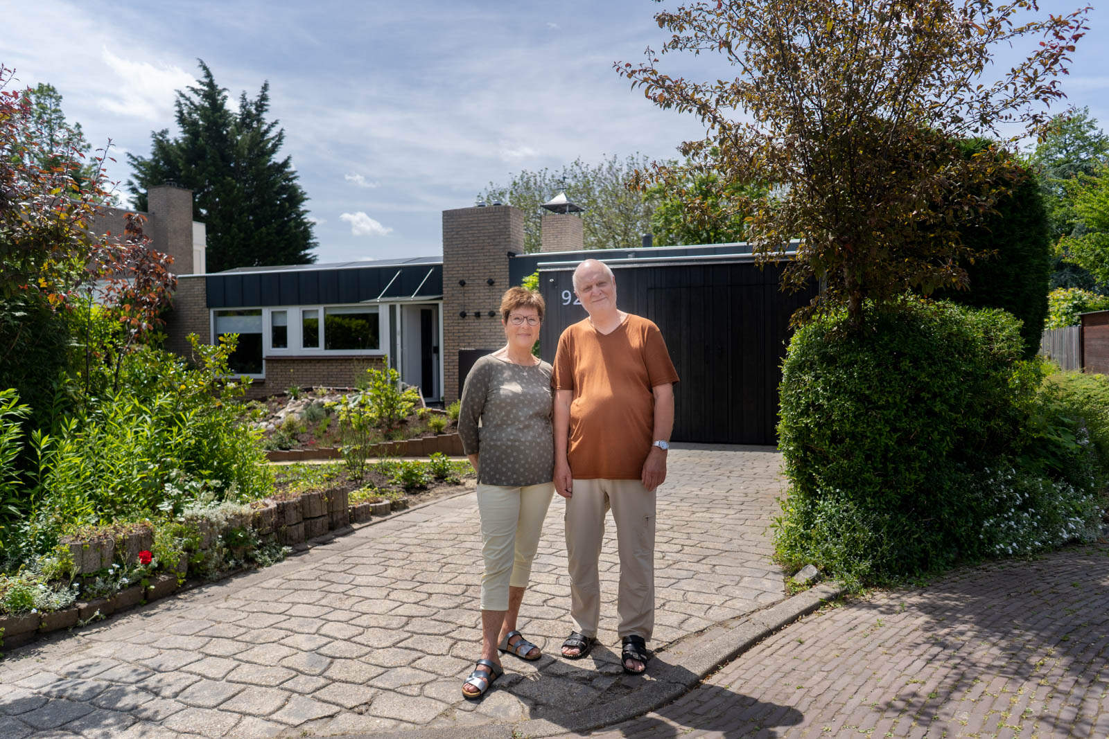 Afbeelding van Marjan en Hans de Rijk voor hun woning in Heerhugowaard