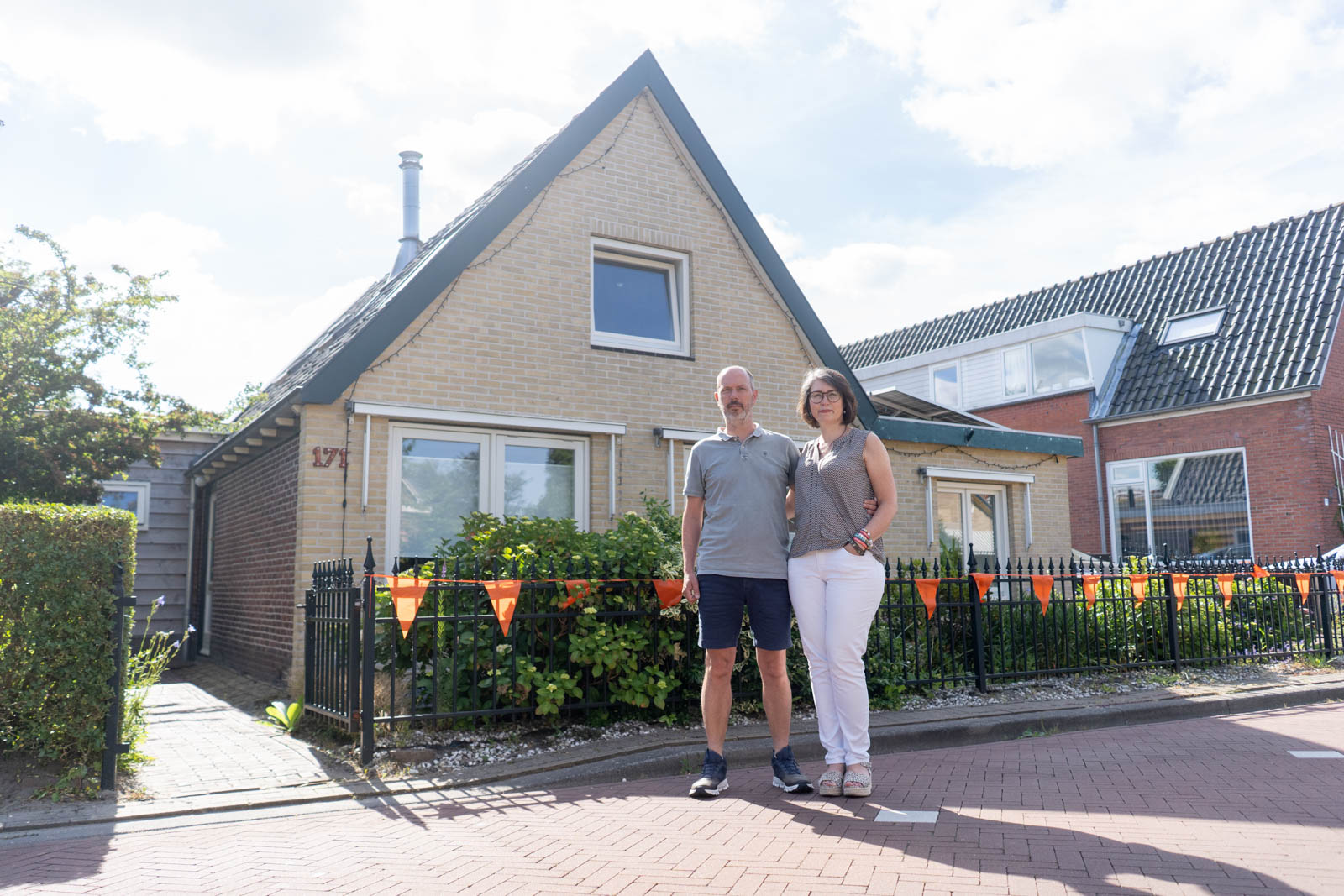 Roger en Karen Jochems voor hun woning in Sint-Pancras