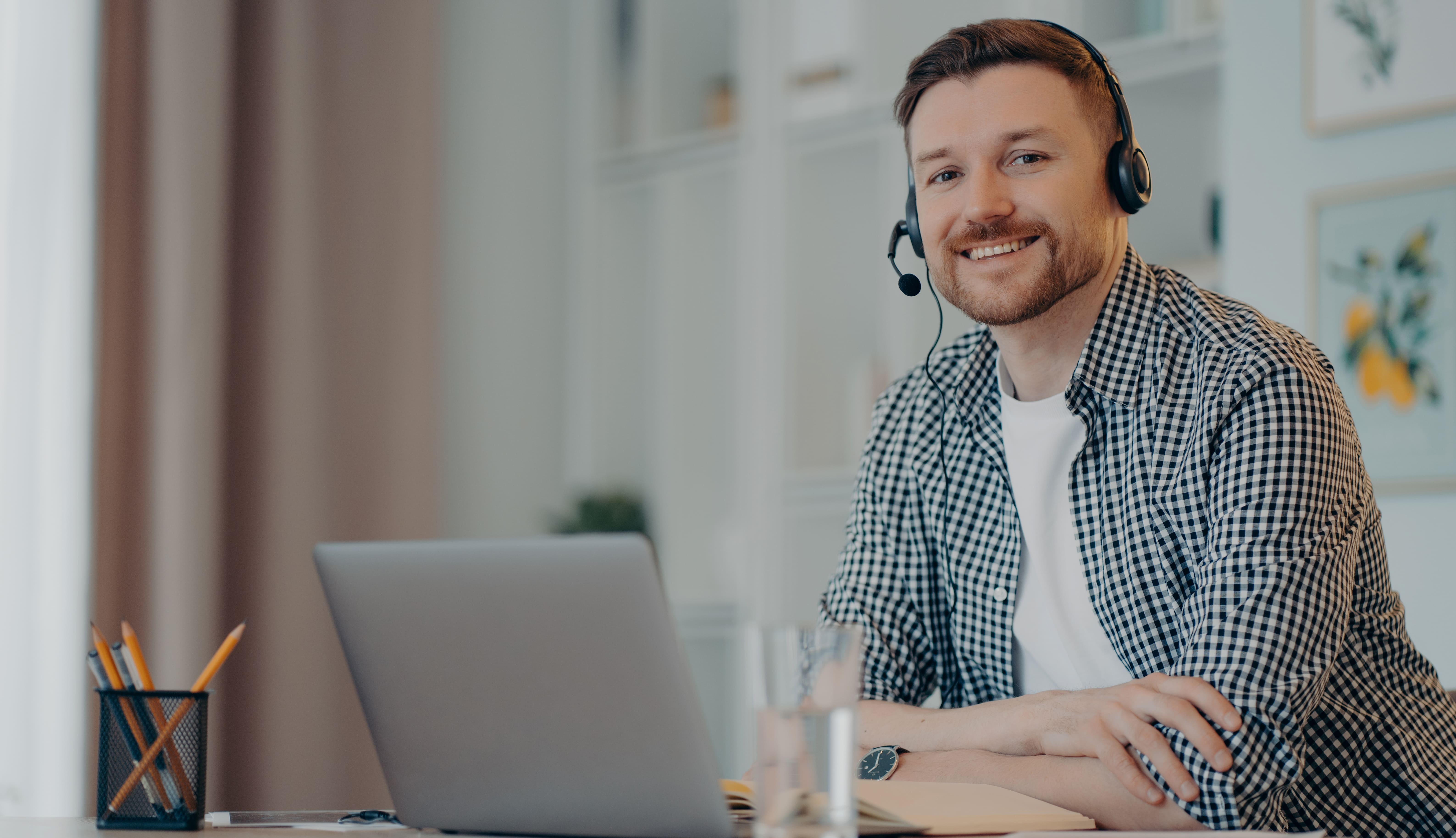 AI mock interview practice session on laptop with headset and real-time feedback