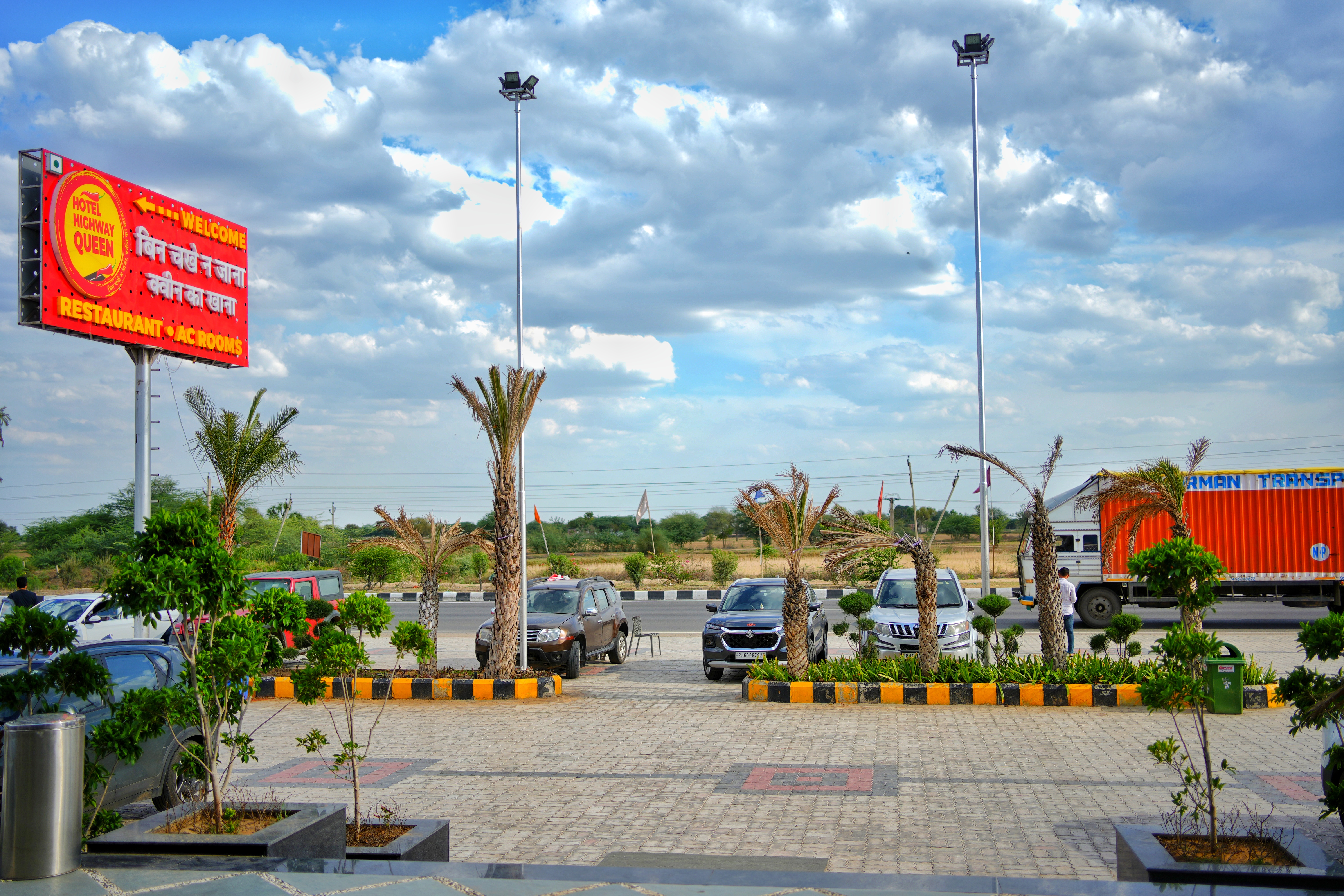 Spacious free parking for birthday guests at Hotel Highway Queen
