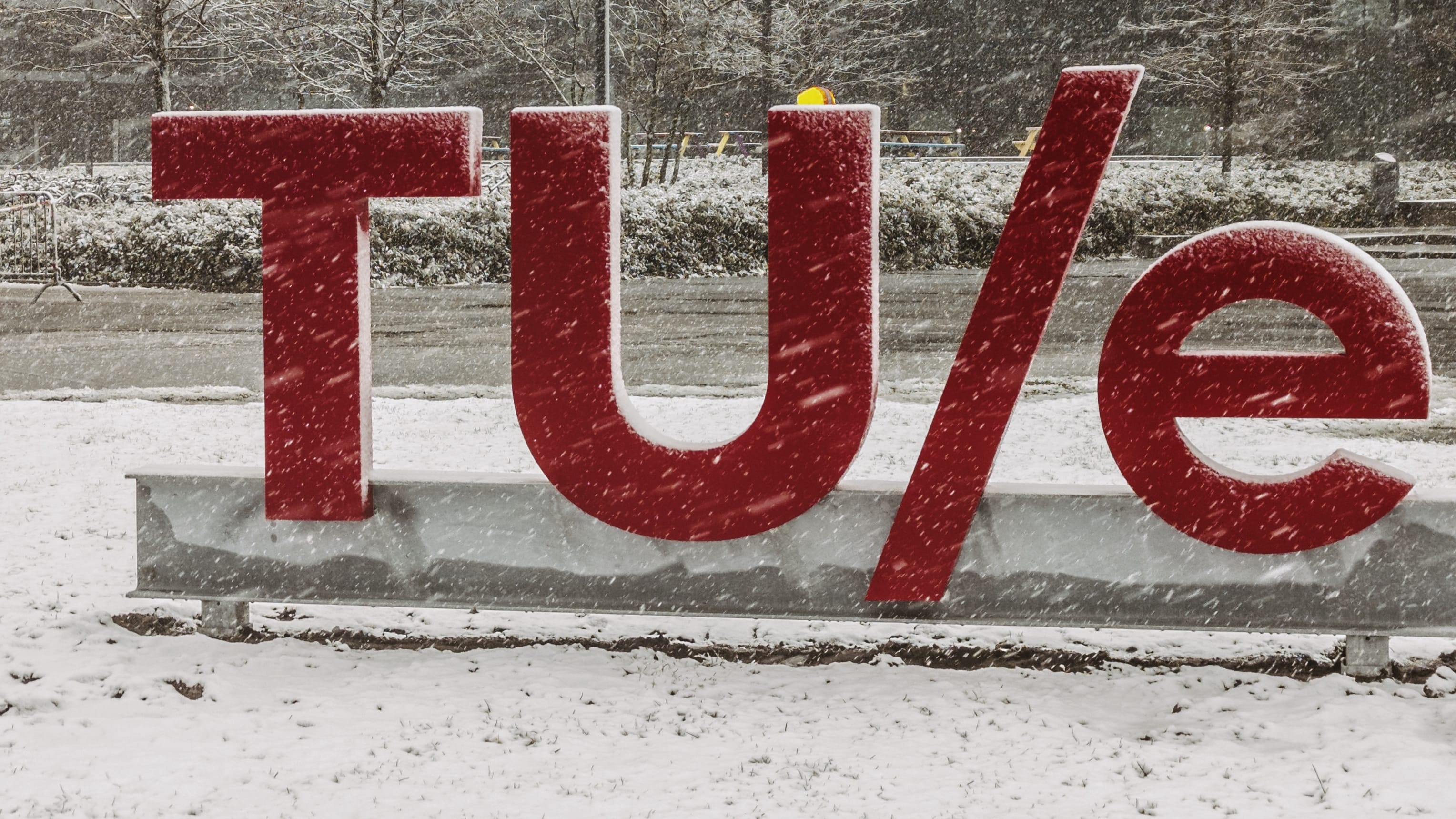 A picture of the TU/e logo during a snowy day.