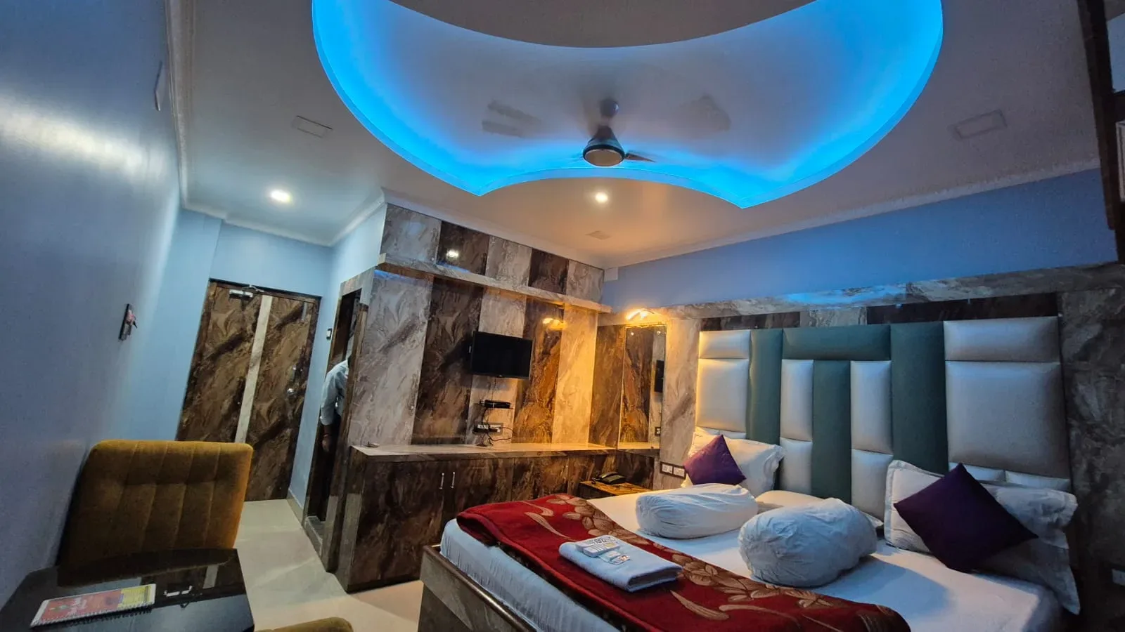 Deluxe Room image 3