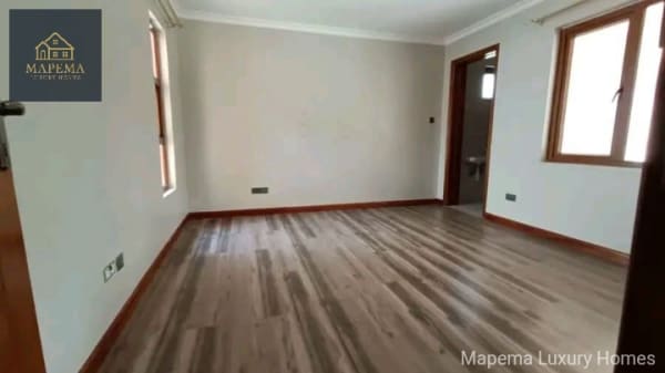5-Bedroom House with 2 DSQs to Let – Bogani, Karen