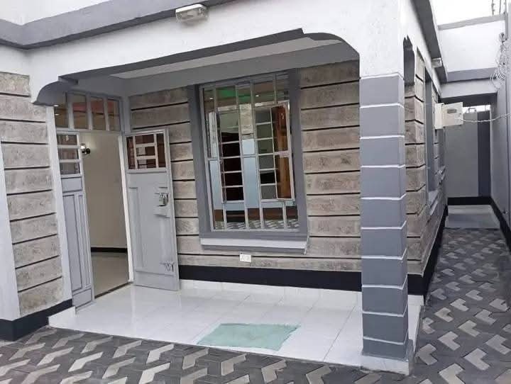 3 bedroom house for rent in syokimou 