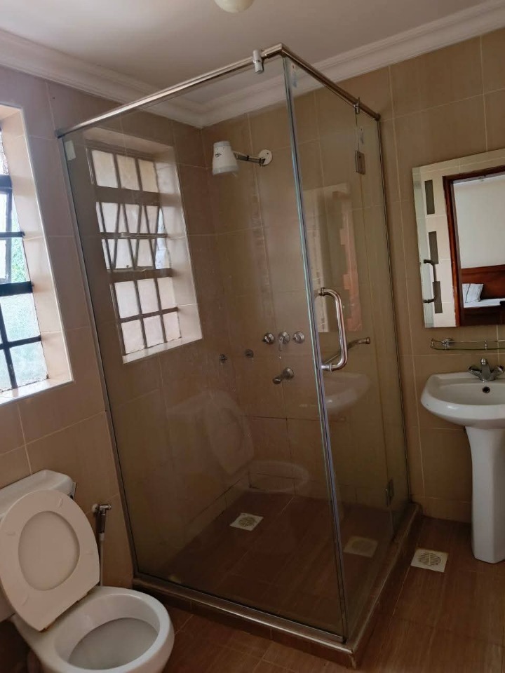 3 bedroom house for rent in Roslyn -180k