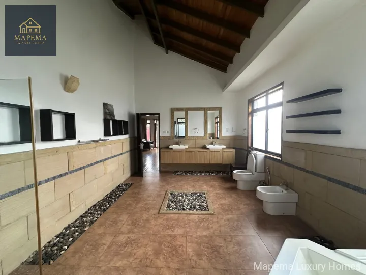 Grand Living in Lavington – Furnished 5-Bedroom Villa for Rent Rent: KSh 400,000/month