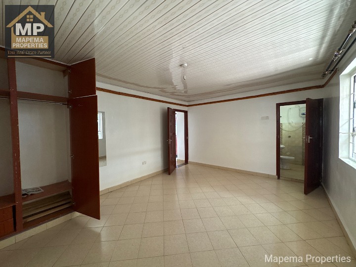 To Let: Spacious 2-Bedroom En-Suite Home with Private Backyard – Karen Road