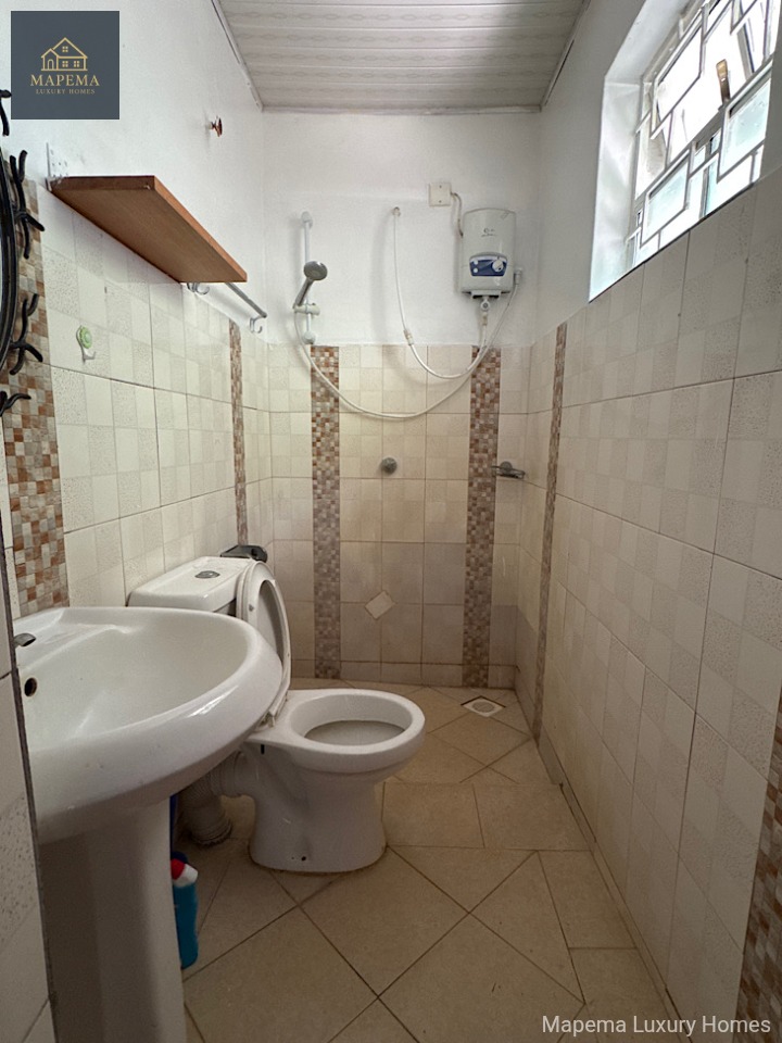 To Let: Spacious 2-Bedroom En-Suite Home with Private Backyard – Karen Road