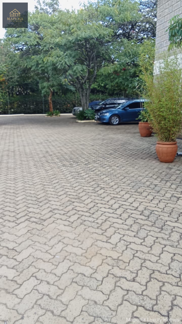 KAREN HARDY β Elegant 2 Bedroom All En-Suite House with Private Garden & Backup Generator