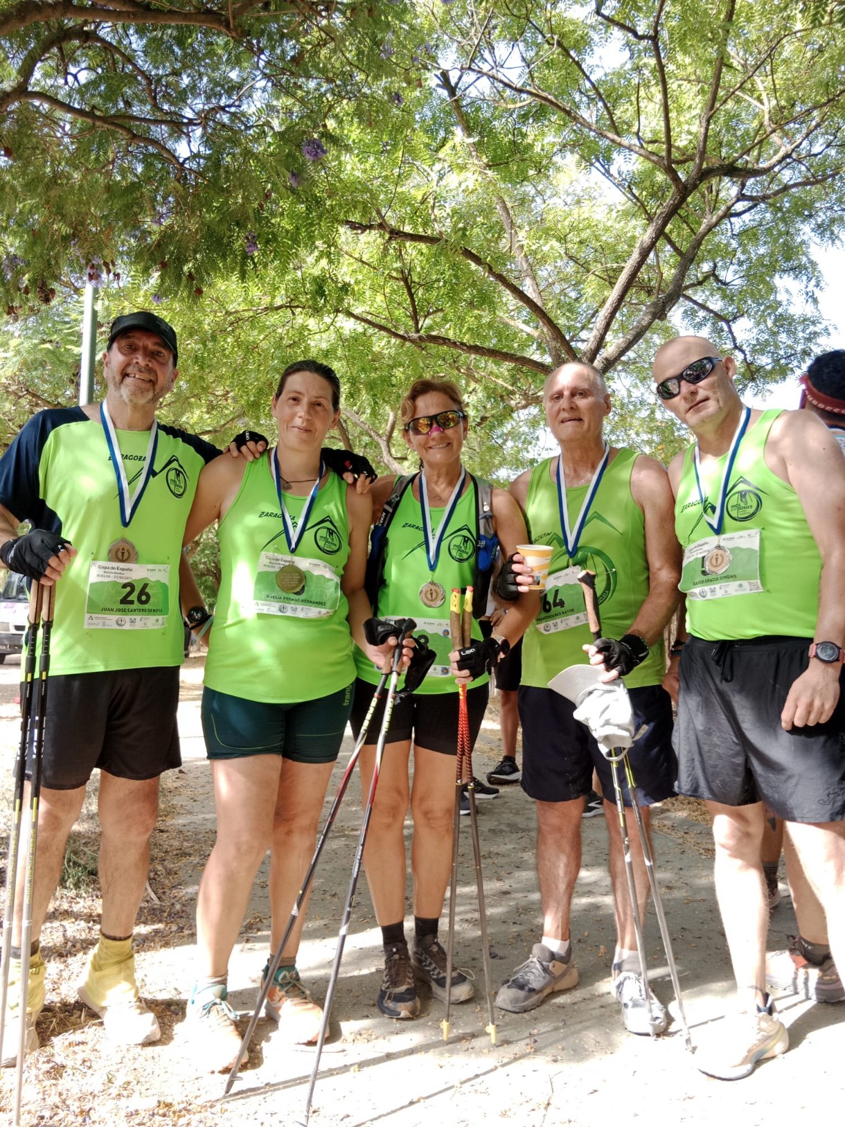 Los deportistas del Más Que Pasos con sus medallas en Huelva