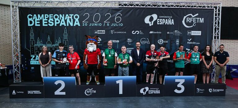 Podio de veteranos en el Campeonato de España de tenis de mesa en Zaragoza