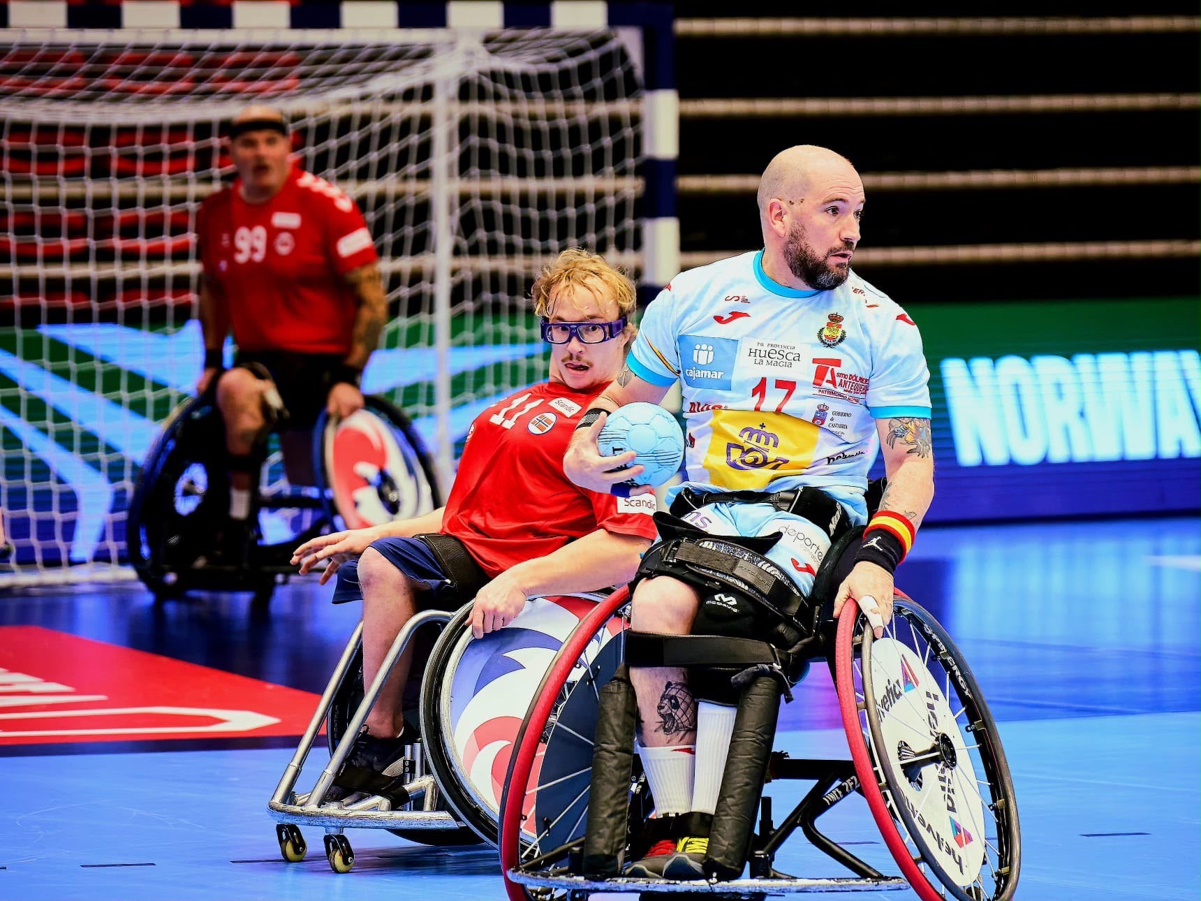 La selección española de balonmano en silla de ruedas durante un partido internacional ante Noruega