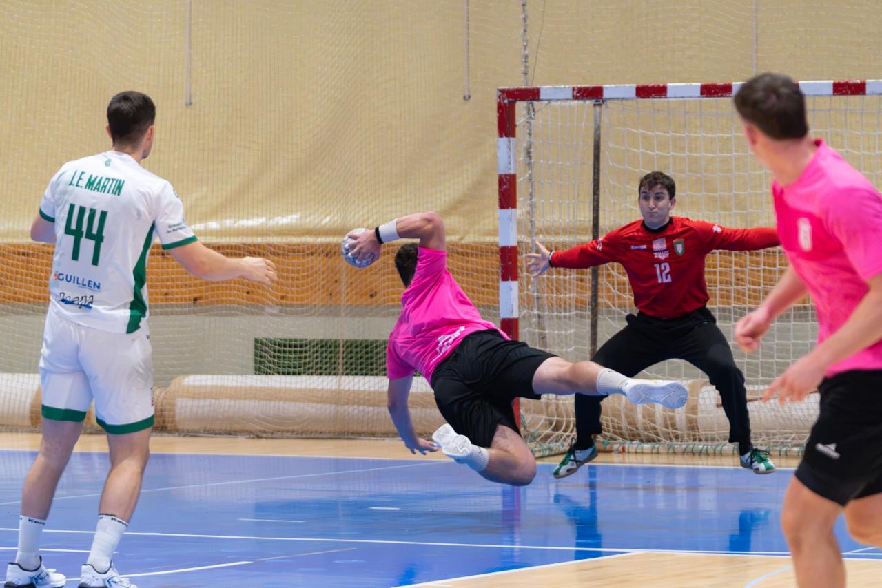 Un jugador del Contazara lanza ante Anaitasuna en el Torneo Villa de Ejea