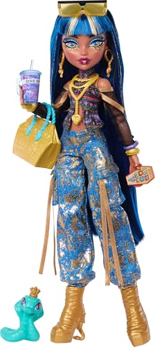 Monster High Cleo De Nile Muñeca con Top Corto y Pantalones Cargo Vaqueros Dorados, con la Mascota Serpiente Hissette y 7 Accesorios como Ensalada, batido y Bolso, JHK32