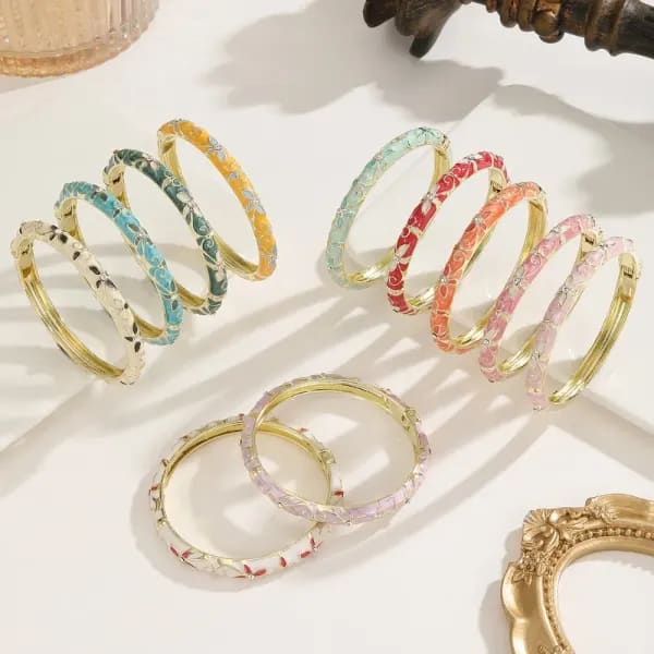 Brazalete Abierto con Bisagra de Resorte en Tono Dorado, con Diseño Floral de Flor de Cuatro Hojas Esmaltada y Zirconia, Estilo Retro Chino, para Mujer