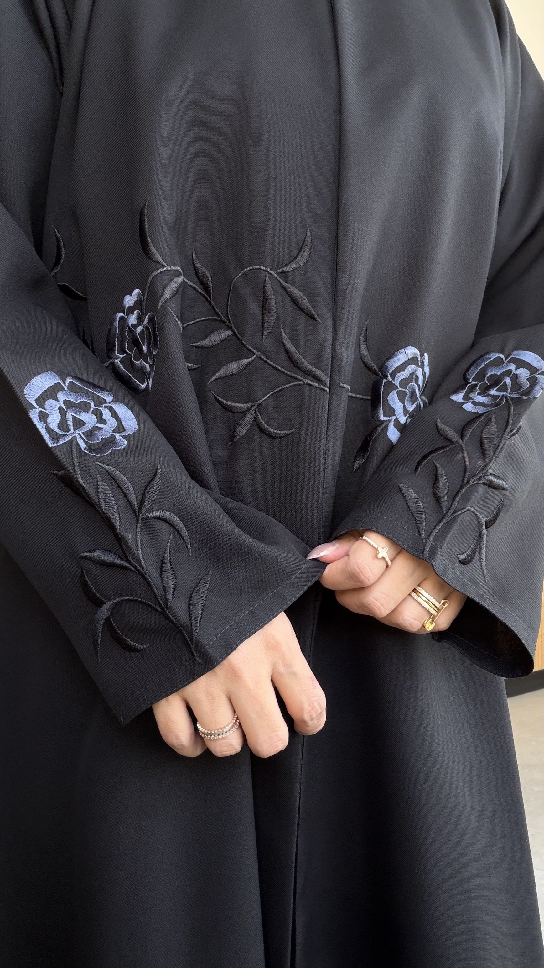 عباية مفتوحة بتطريز ورود ليلكية