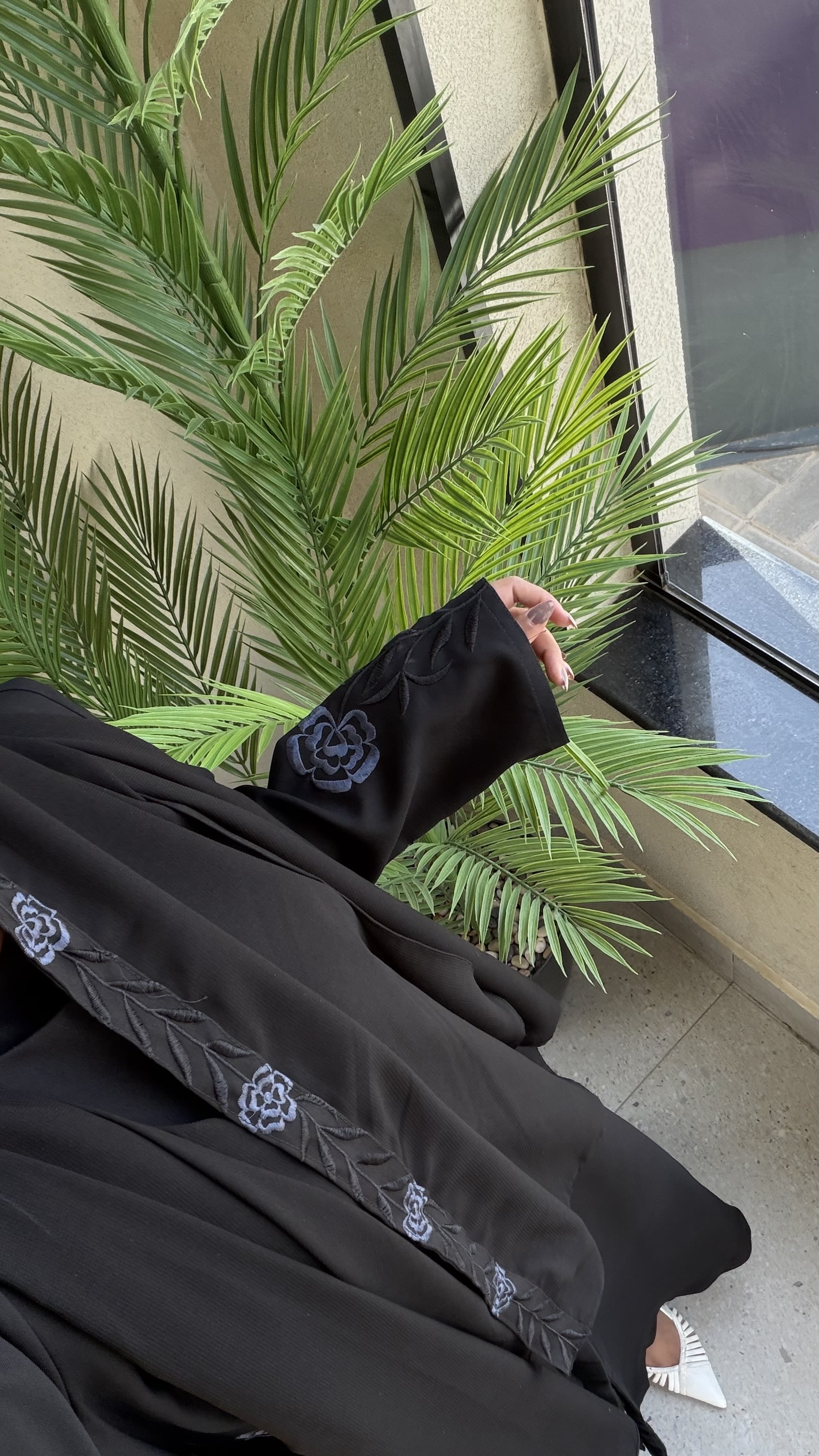 عباية مفتوحة بتطريز ورود ليلكية