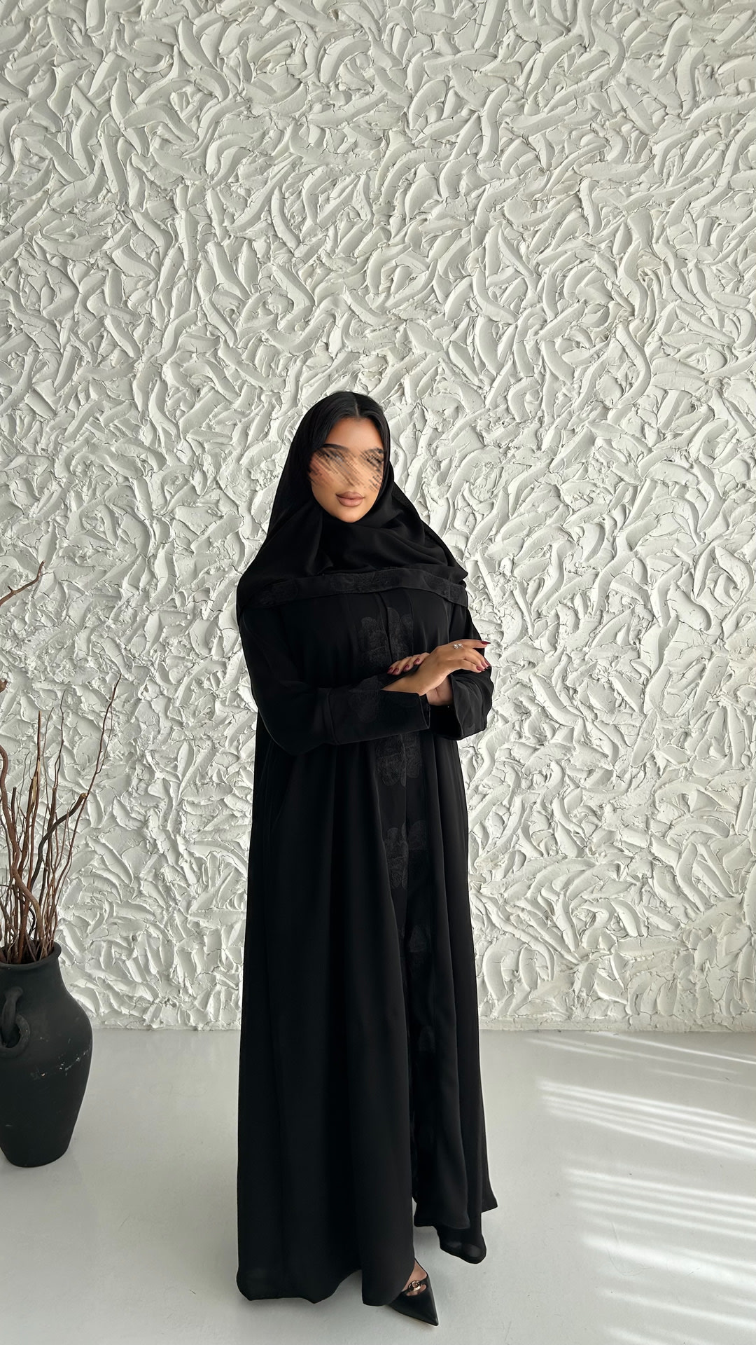 عباية سوداء بتفصيلة فراشات مطرّزة