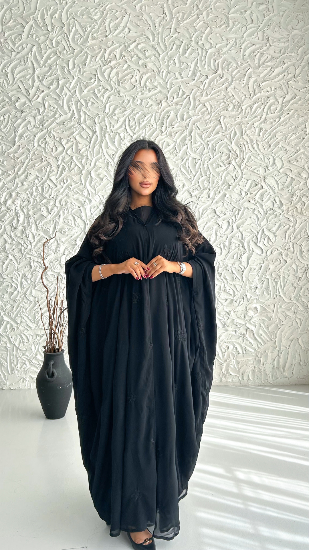 عباية سوداء بكبّوش وفراشات مطرّزة