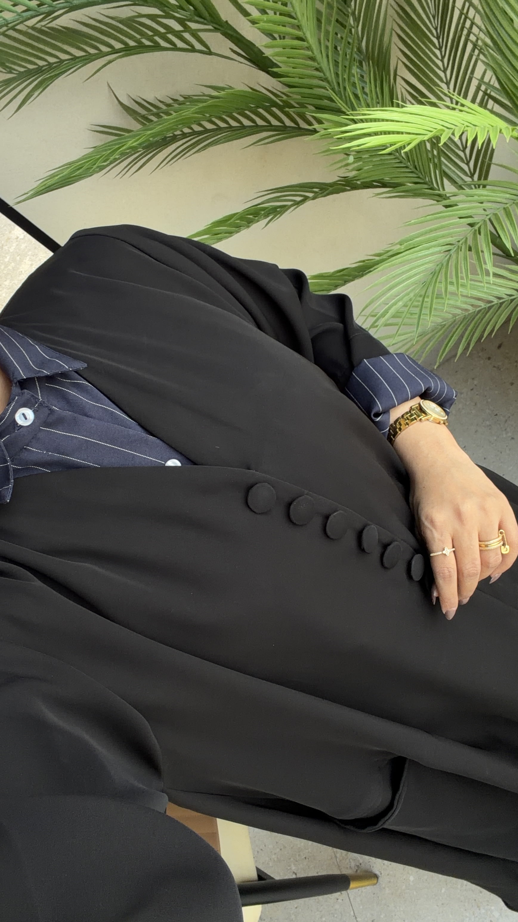عباية قميص سوداء بياقة مخطّطة وأزرار