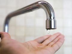 Утечка на водопроводной линии диаметром 600 на 4 микрорайон д.40