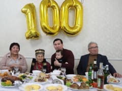 Бату Хасиков поздравил Светлану Зулаевну Бамбышеву с 100-летним юбилеем