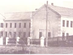 С бюстом Ленина на постаменте