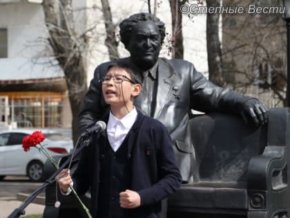 И вновь «Дни поэзии. Открытый микрофон» у памятника Давиду Кугультинову