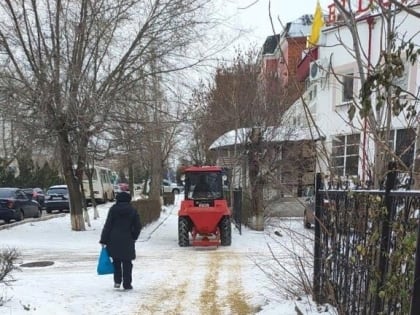 Коммунальные службы Элисты продолжают ликвидацию последствий ледяного дождя