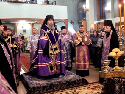 Архиепископ Юстиниан совершил всенощное бдение в храме Святой Троицы Волгограда