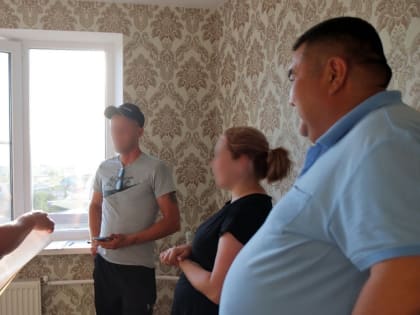 В Элисте двум детям сиротам-участникам СВО вручили ключи от квартир