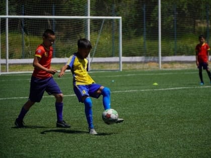 В Элисте продолжаются матчи юных футболистов «Кожаный мяч»