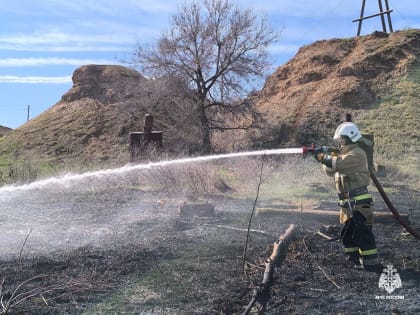 В райцентре Калмыкии горели мусор и сухая растительность