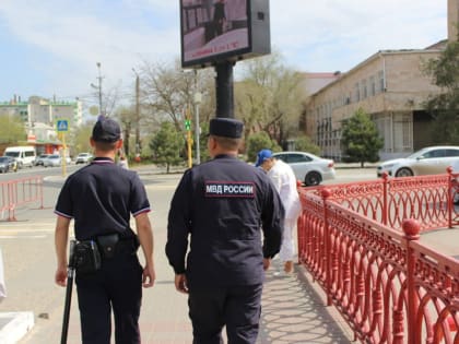 Полицейские Калмыкии продолжают обеспечивать общественную безопасность во время проведения «Фестиваля тюльпанов-2023»