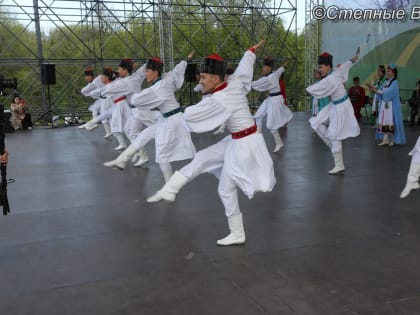 Жители и гости Калмыкии насладились национальными песнями и танцами