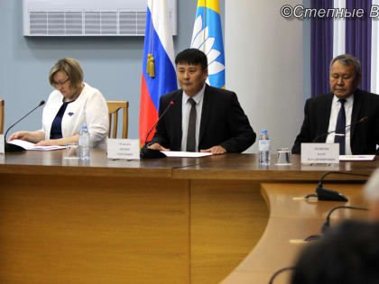 В Калмыкии избранные депутаты получили удостоверения